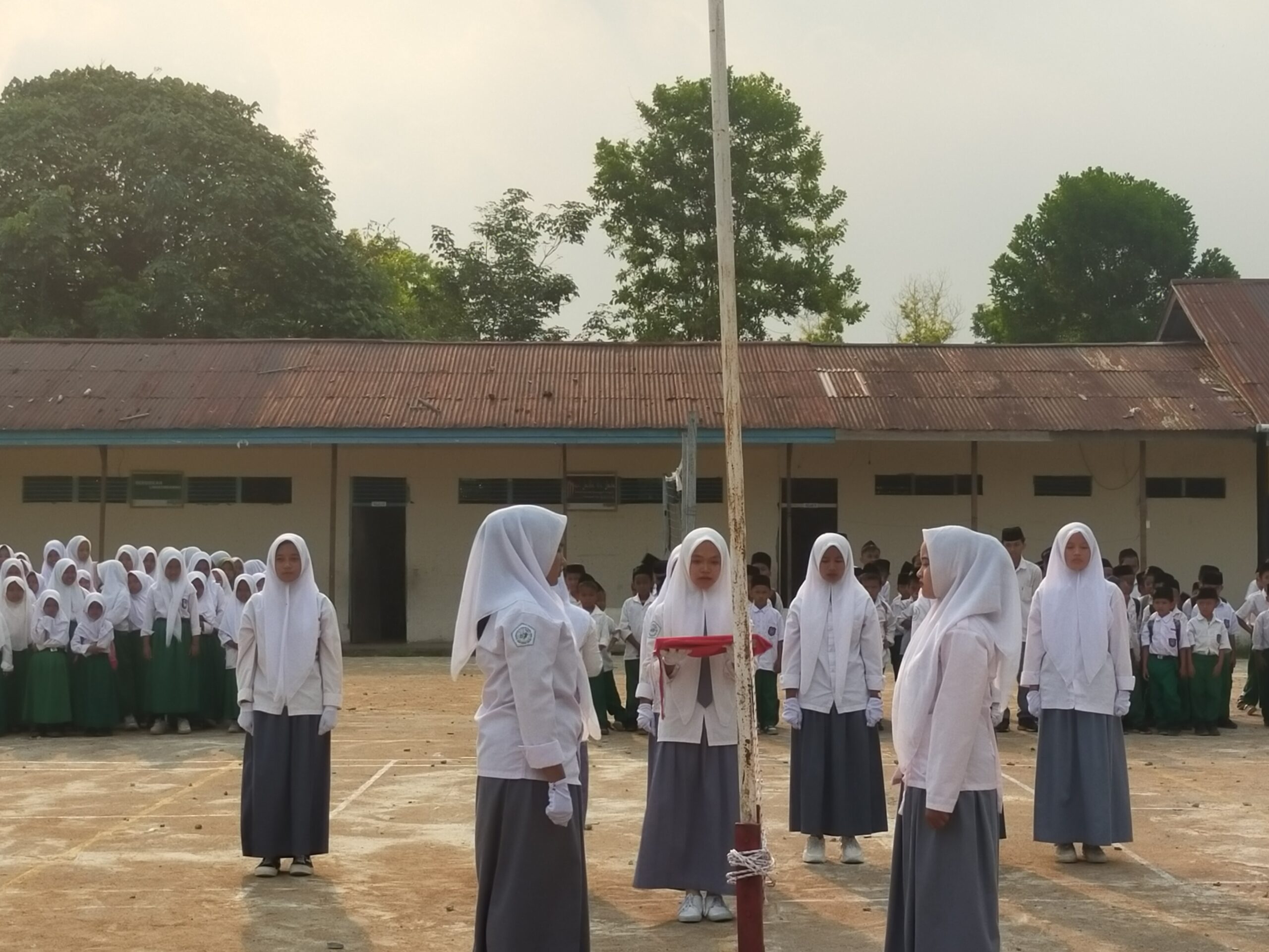 Pengibaran Bendera Merah Putih dan Launching Koin Mifda di Madrasah Miftahul Huda